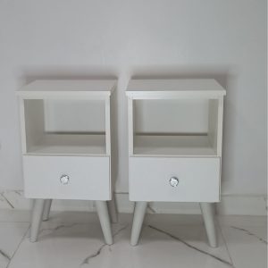 Mesa de Cabeceira Retrô com Gaveta – Branco Fosco com Pés Palito - Ref. R05